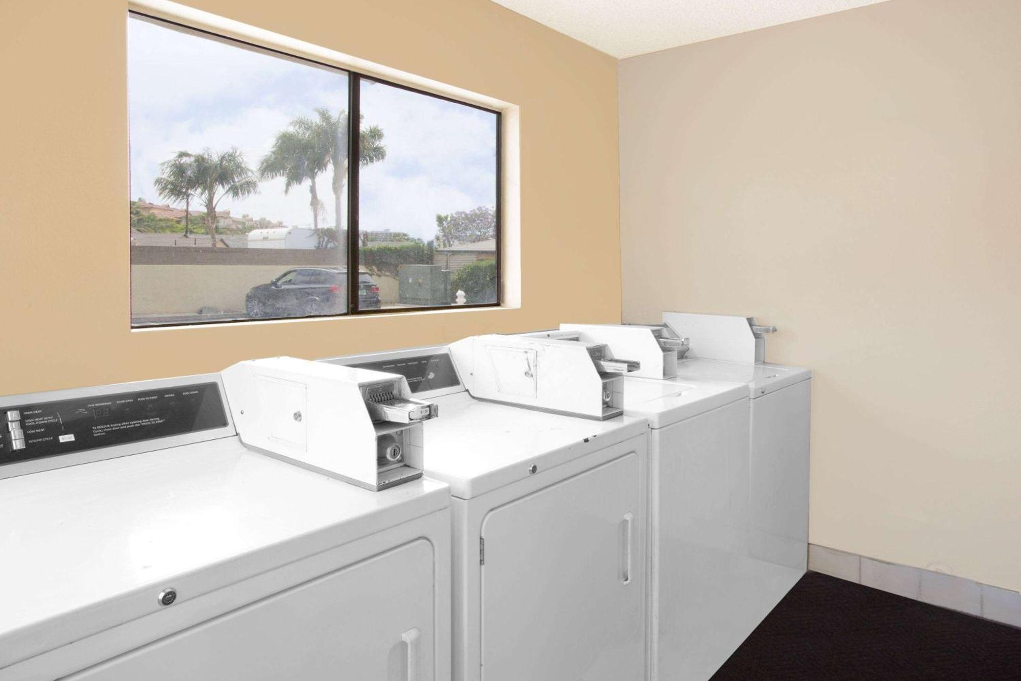 Travelodge By Wyndham Costa Mesa Newport Beach Hacienda Екстериор снимка