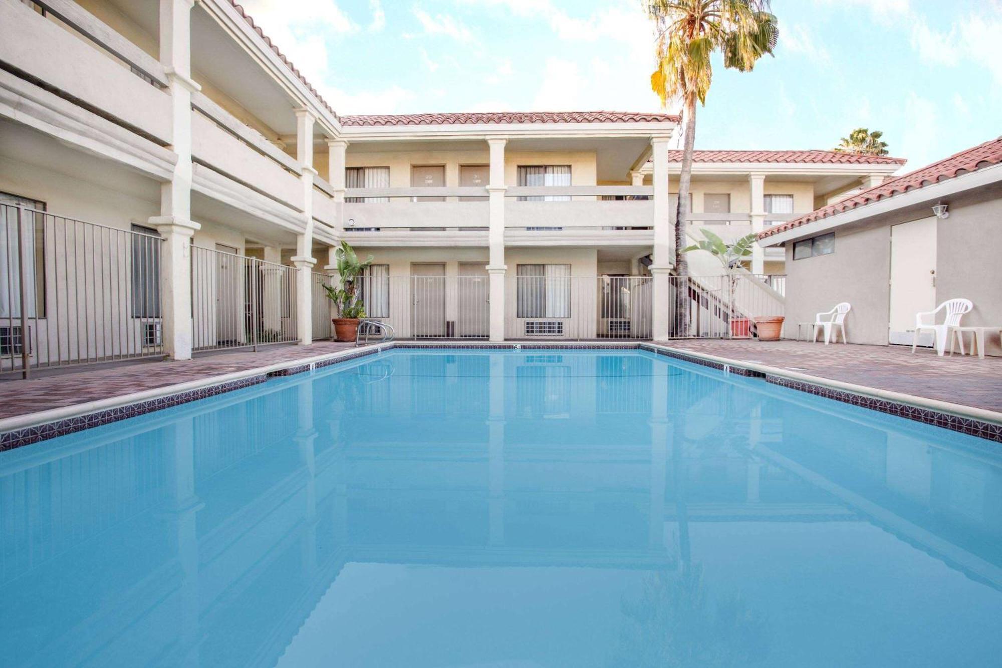 Travelodge By Wyndham Costa Mesa Newport Beach Hacienda Екстериор снимка